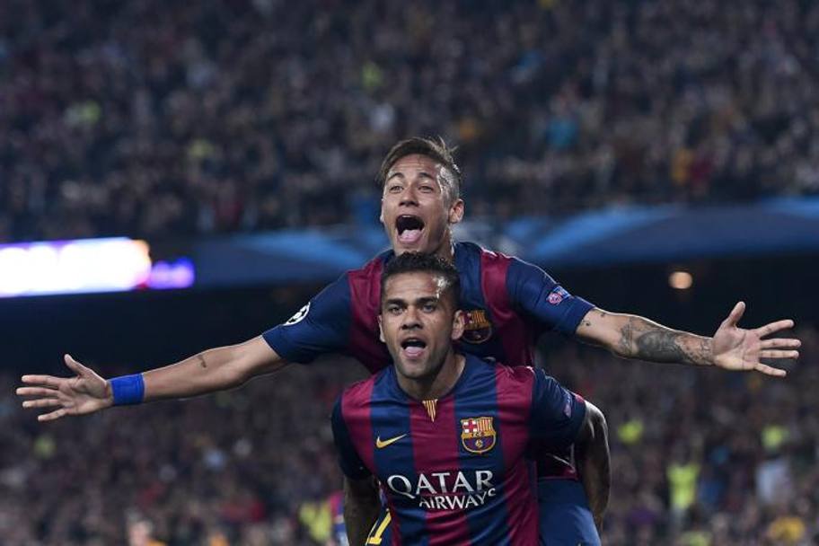 Neymar celebra con il connazionale Dani Alves un gol al Psg. AFP